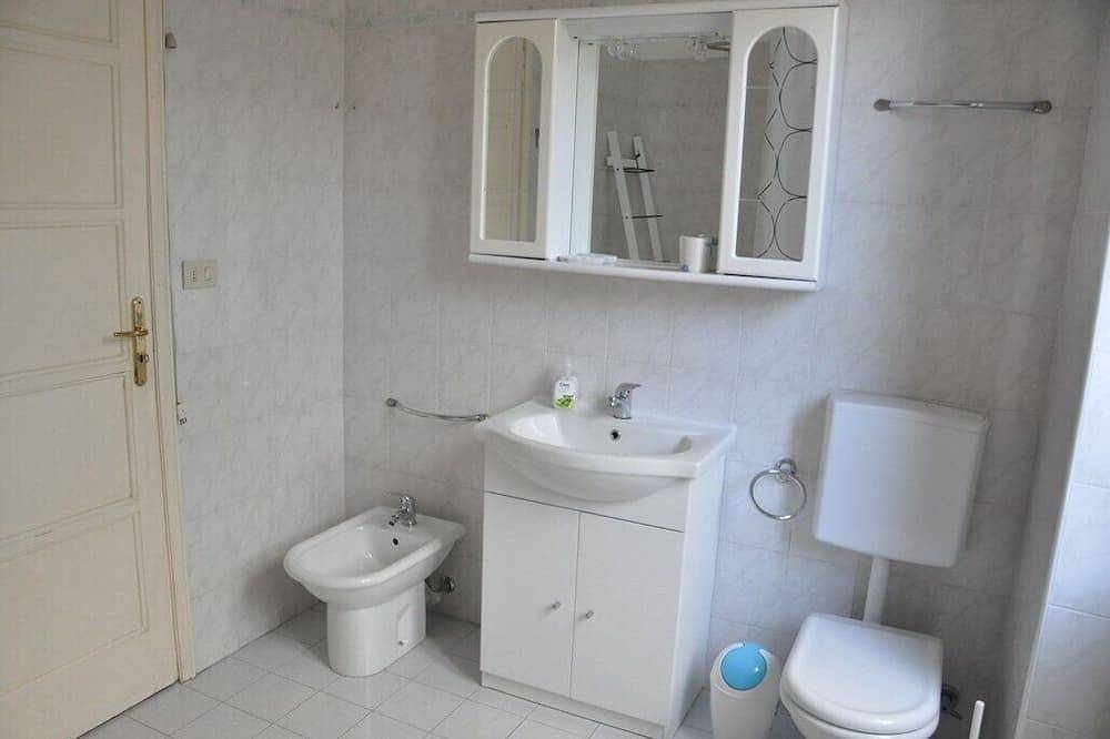 Geheel appartement, Appartamento Vista Mare 100mq + Terrazzo 100mq + Balcone in Ospedaletti, Ospedaletti Gemeente