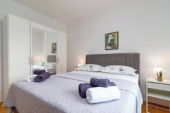 Appartement entier, Stipe 2 avec une chambre, à seulement 100m de la plage de Trogir in Gradska plaža (Trogir), Trogir