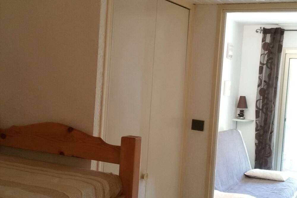 Appartement entier, Studio Zen 2/4 to 5 pers. -> 23H Walking distance (beach, hiking, children's playground, shops) in Saint-Mandrier-sur-Mer, Région de Toulon
