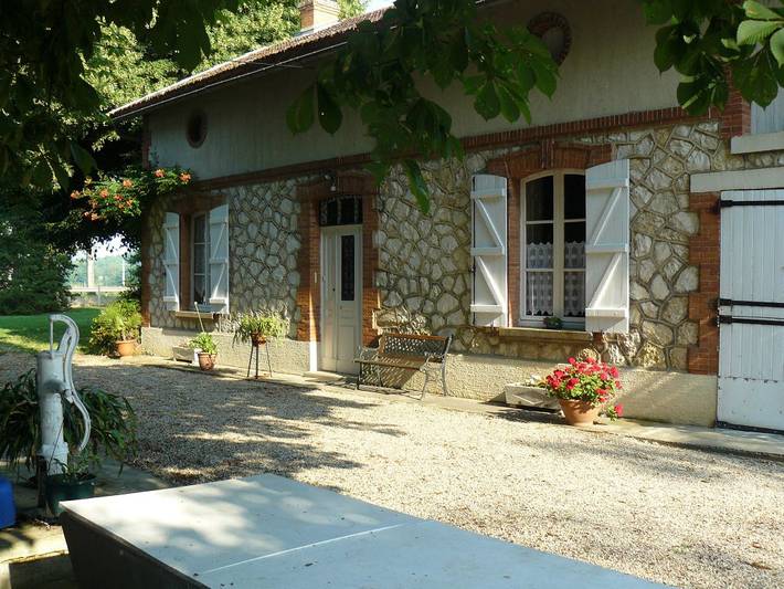 Gîte pour 5 personnes, avec terrasse et jardin dans Villemade