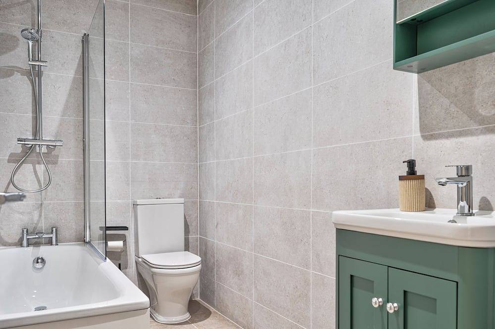Savernake House | Stylish Stay for 6 + Parking in Swindon, North Wessex Downs
