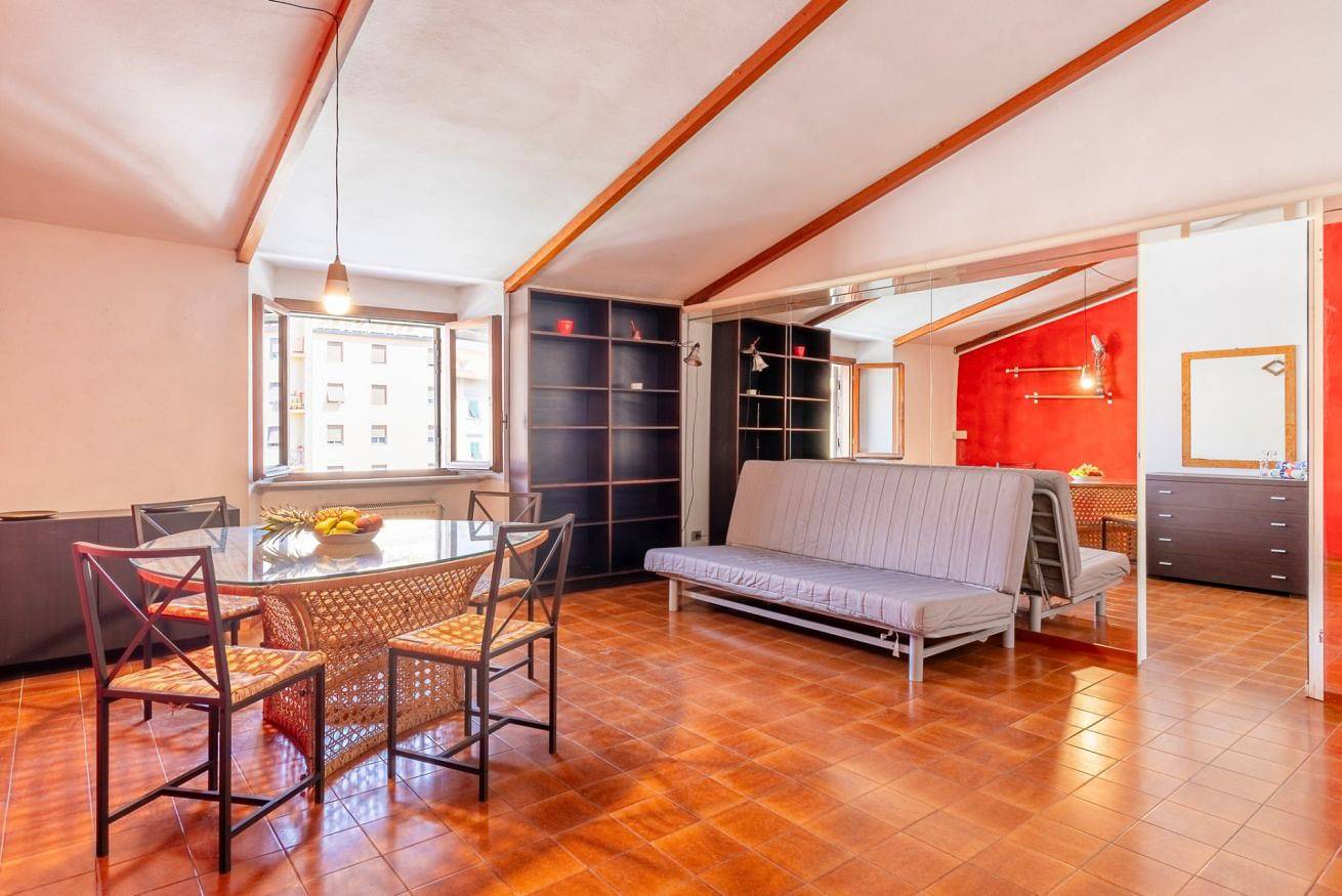 Entire apartment, Livorno- Quartiere Venezia Lovely Apartment! in Livorno, Etruscan Coast