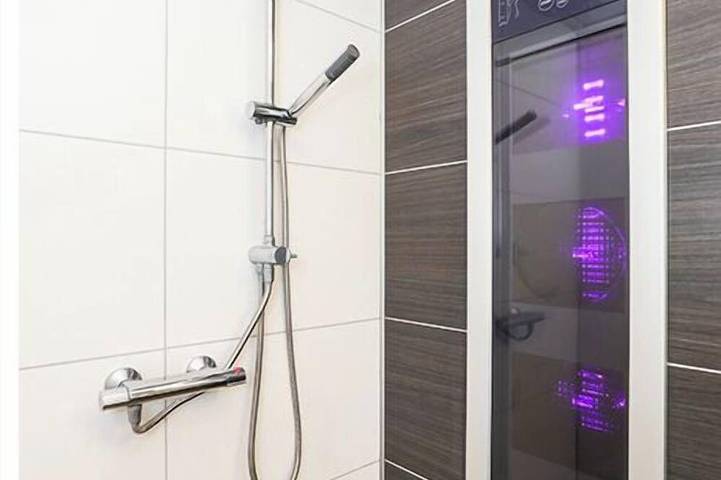 Luxury Holiday Chalet 1-4 persons with Private Jacuzzi, Private Sauna and Sun Shower. in Sint Jansklooster, Nationalpark Weerribben-Wieden