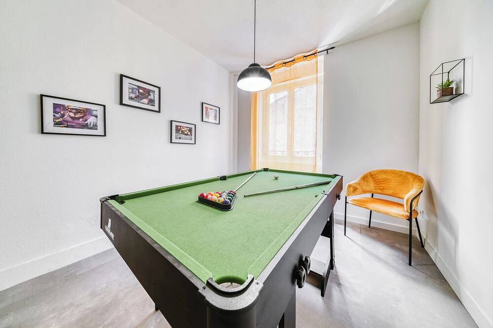 Entire apartment, Ideal Pro & Family, Billiards in Saint-Étienne, Loire
