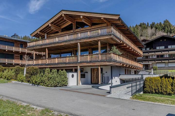 Hütte für 14 Personen, mit Whirlpool und Terrasse sowie Garten und Pool in Innsbruck