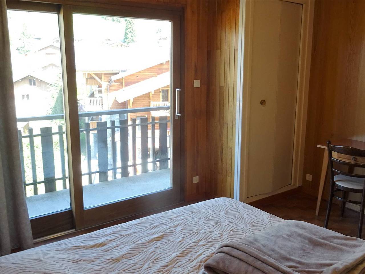 Entire apartment, Spacious 1-Bedroom Apartment for 4 - Central Les Gets, Wifi, Linens Included in Les Gets, Les Portes du Soleil