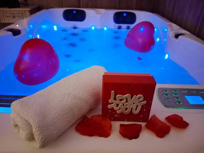 Maison d’hôte pour 2 personnes, avec jacuzzi ainsi que terrasse et sauna à Azur