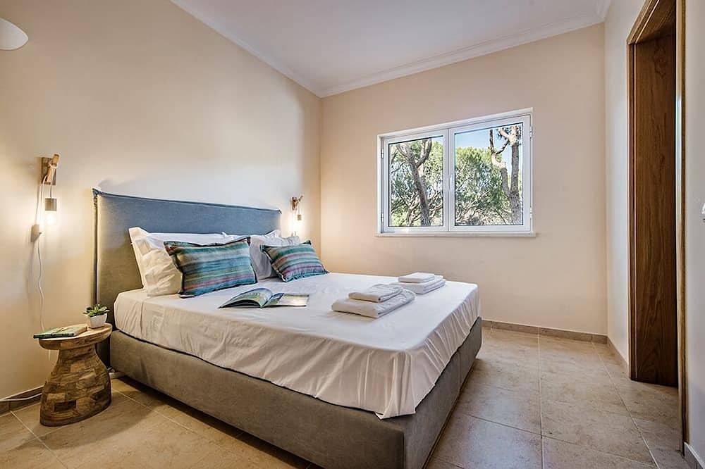 Spacious villa with pool in Praia Verde walking distance to beach with free wifi in Castro Marim, Faro Distrikt