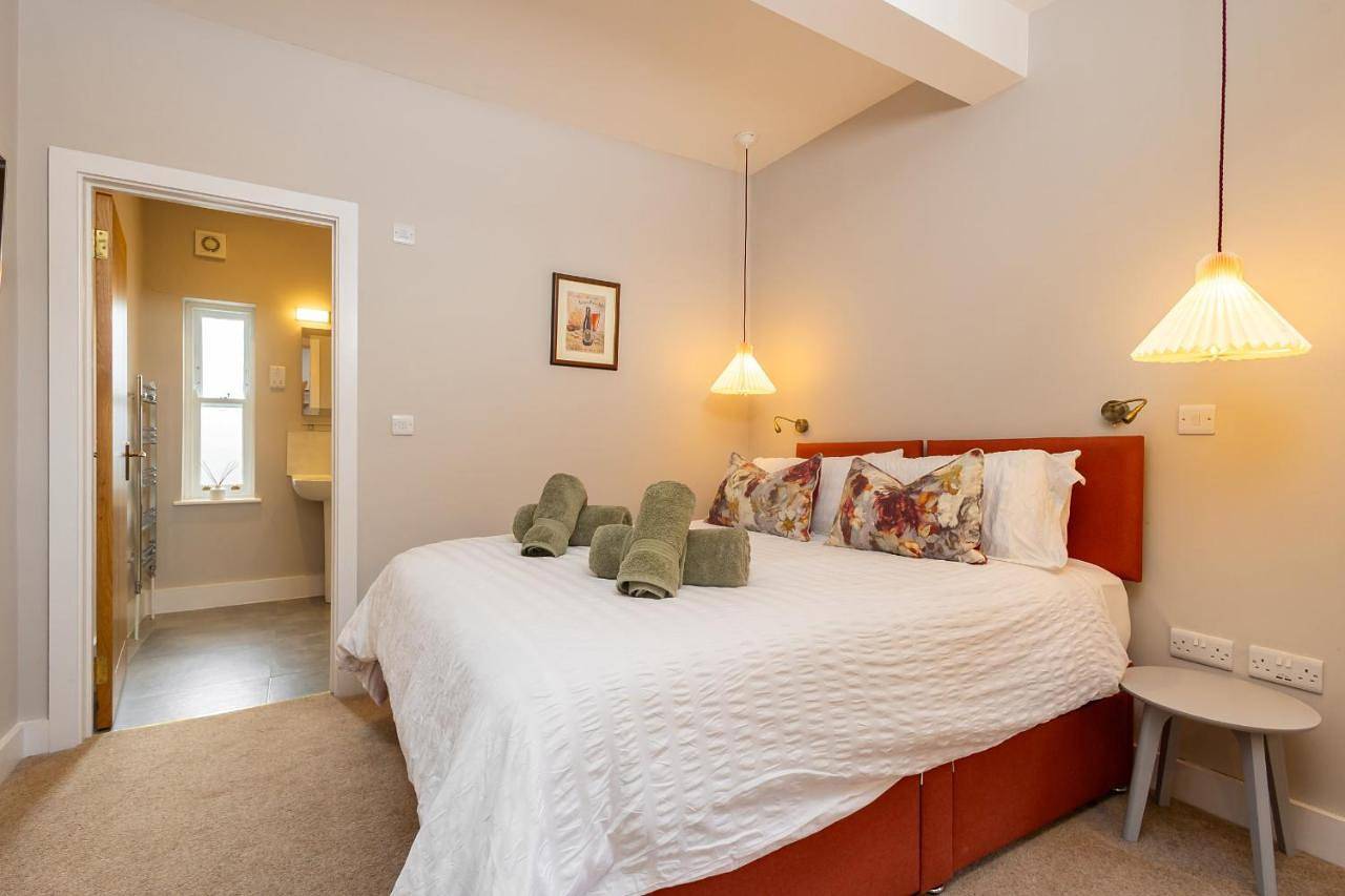 Entire apartment, The Little Hideaway - Luxury Two Double En-Suite Bedroom Apartment in Bedford