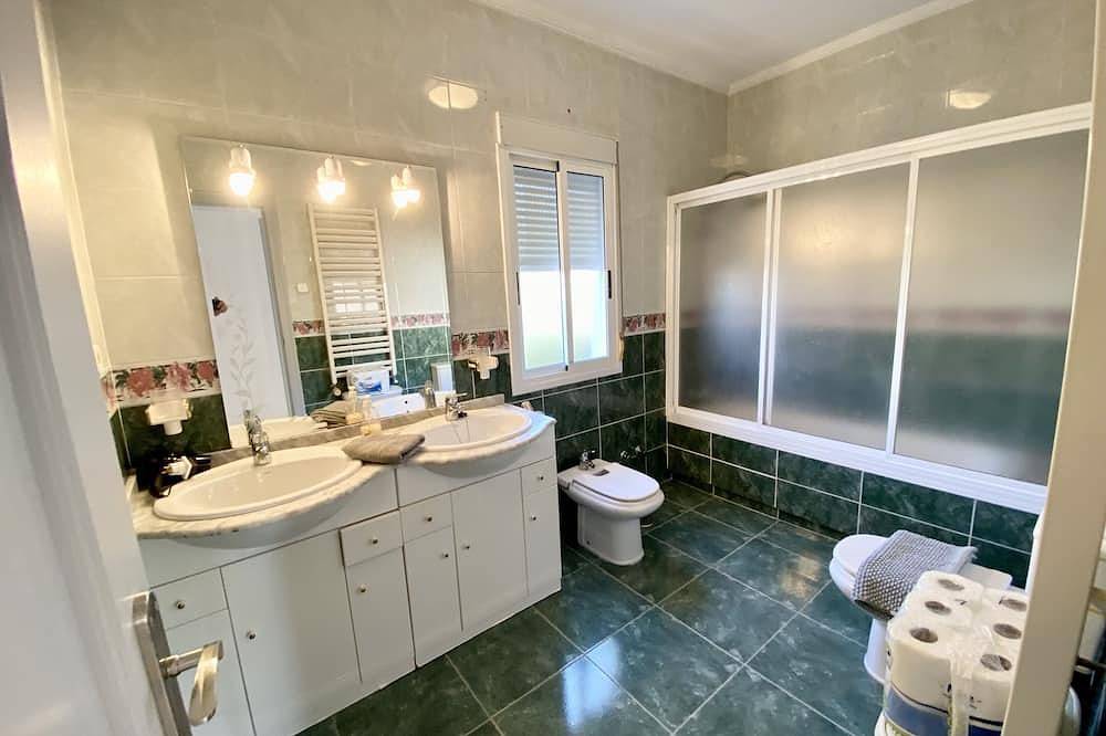 Villa happy Place - 4 Bed 4 Bath sleeps 9, Private Pool, Full Air con , Wifi in Los Balcones, Orihuela