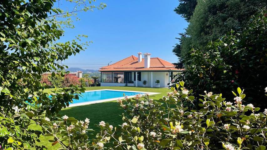 Location de vacances pour 2 personnes, avec Terrasse ainsi que Jardin et Piscine dans Rebordões