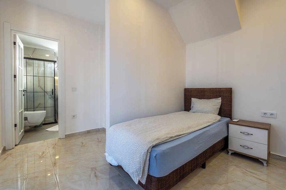 Entire apartment, Charming 2-bedroom apartment with Wifi, Ac in soothing Antalya in Kleopatra Beach, Antalya Province