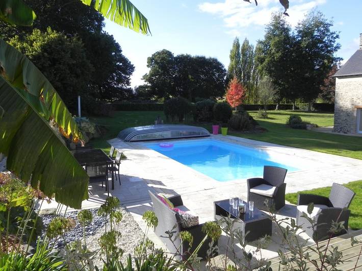 Gîte pour 4 personnes, avec piscine ainsi que jardin et terrasse à Plouasne