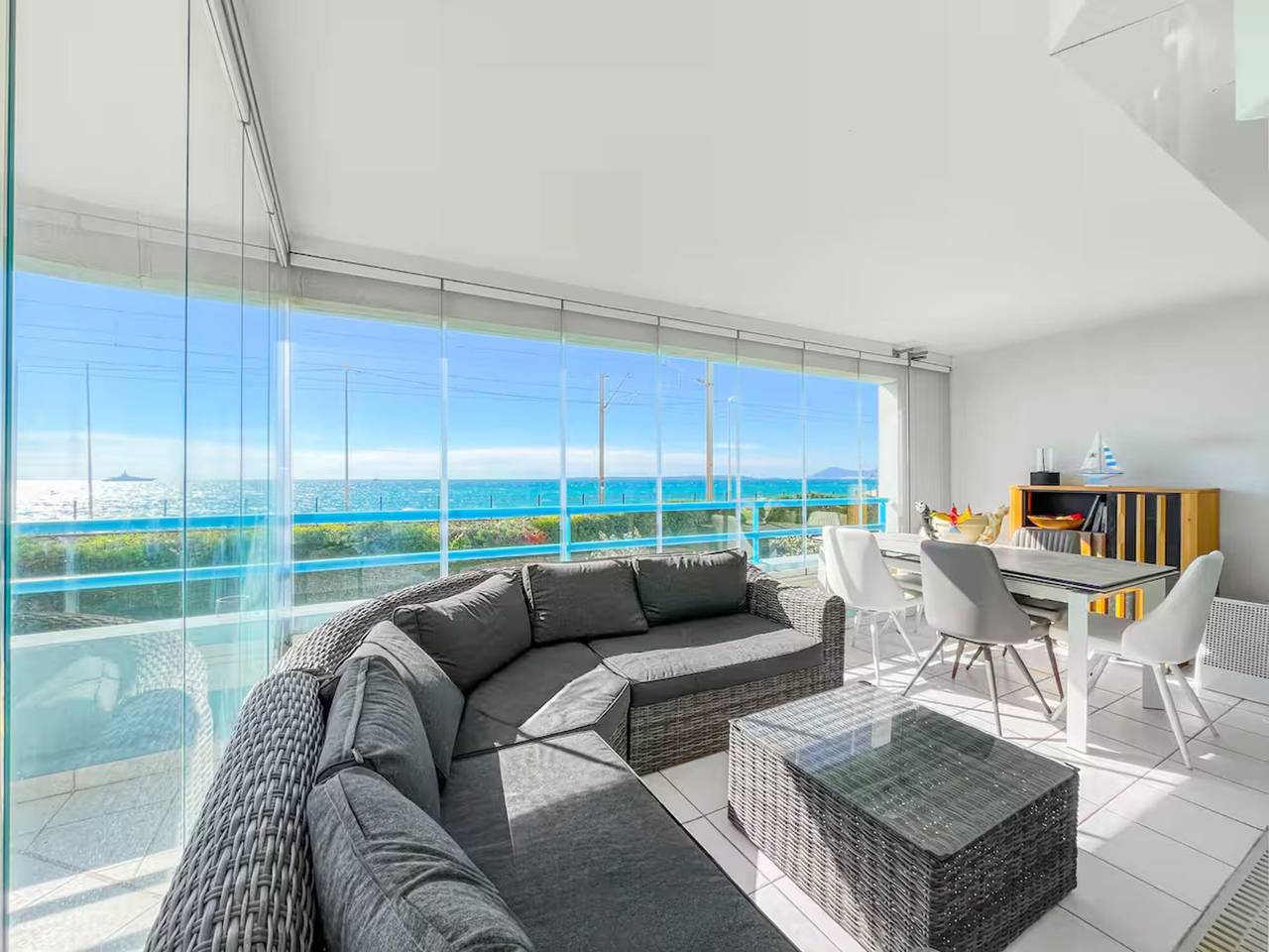 Ganze Wohnung, Grand Bleu: Meerblick, 3-Zimmer-Wohnung mit Garage in Antibes, Mittelmeerküste (Frankreich)