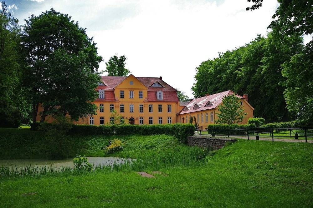 Dz Schlossallee - Schloss Lühburg in Lühburg, Mecklenburgische Ostseeküste