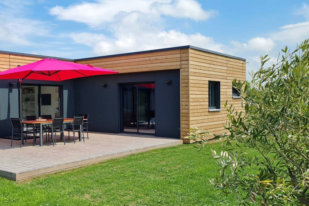 Bright new wooden house with enclosed garden 5 minutes from the beach in Gouville-sur-Mer, Coutances und Umgebung