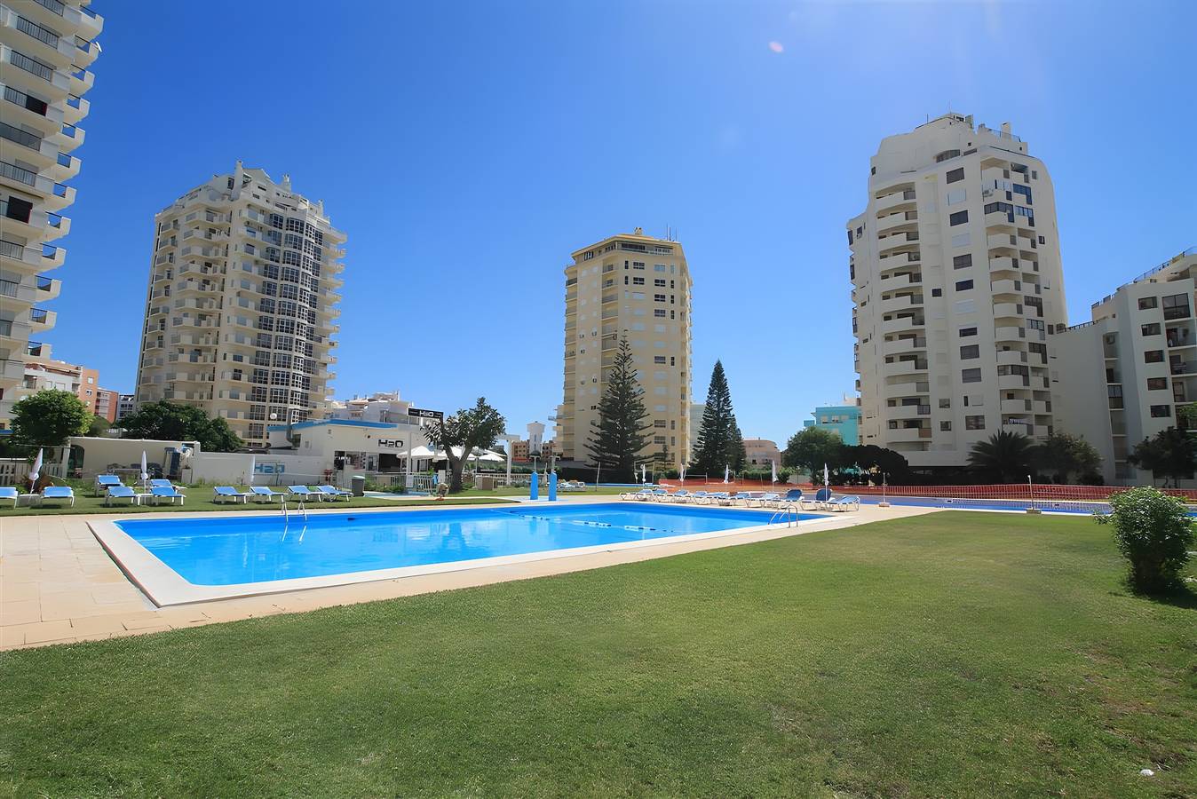 Apartamento entero, Apto. S. Lourenço Frente a la Playa - sin vistas al mar - Piscina Compartida, Balcón y Wi-Fi in Armação de Pêra (costa), Armação de Pera