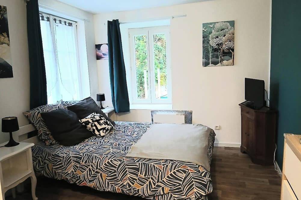 Quiet, independent double room facing the forest in Saint-Nectaire, Regionaler Naturpark Volcans d'Auvergne