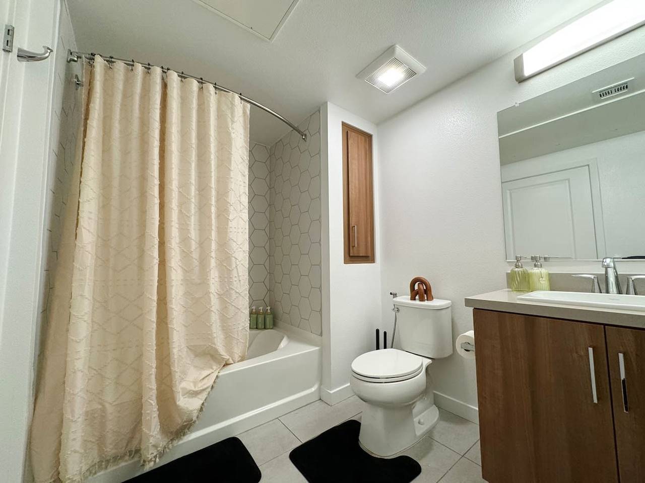 Entire apartment, Modern Mid-Hollywood Apt Sunset View Free Parking in Hollywood, Los Angeles