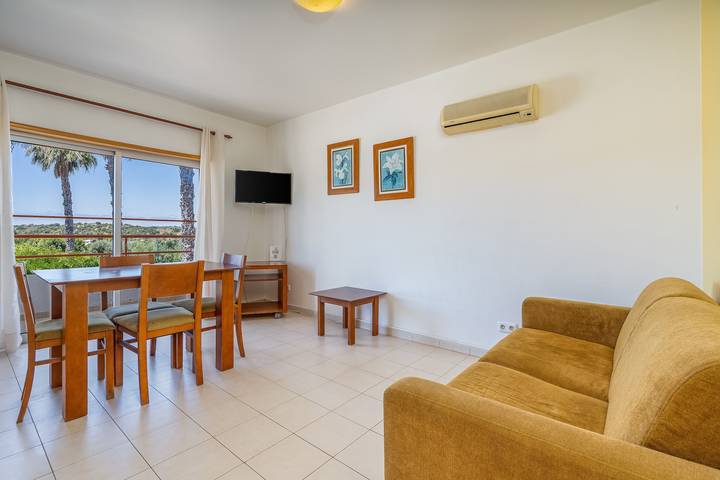 Ferienwohnung für 4 Personen, mit Balkon und Garten sowie Kinderpool