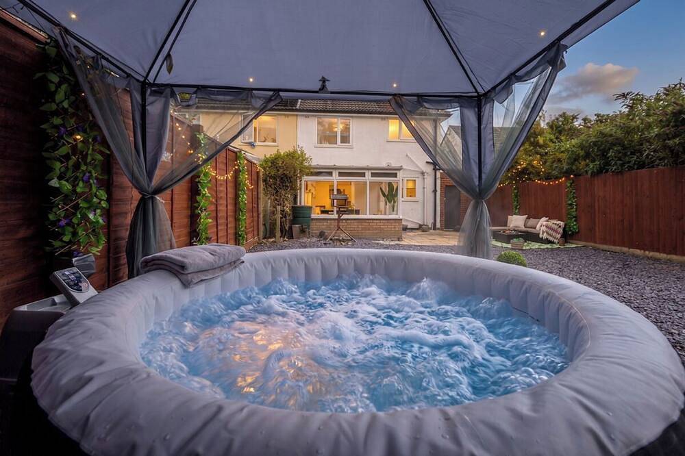 Luxury 2Br Cambridge House | Hot Tub & Pool Table in Coleridge Ward, Cambridge