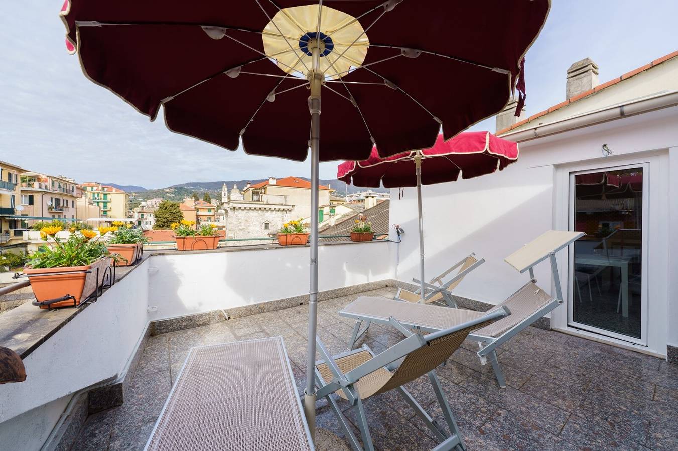 Appartamento intero, Appartamento 'The Riviera' con vista sulle montagne, Wi-Fi e aria condizionata in Lavagna, Comune di Lavagna