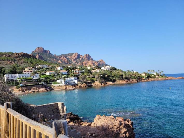 Gîte pour 4 personnes, avec Balcon et Piscine dans Plage de la Baumette