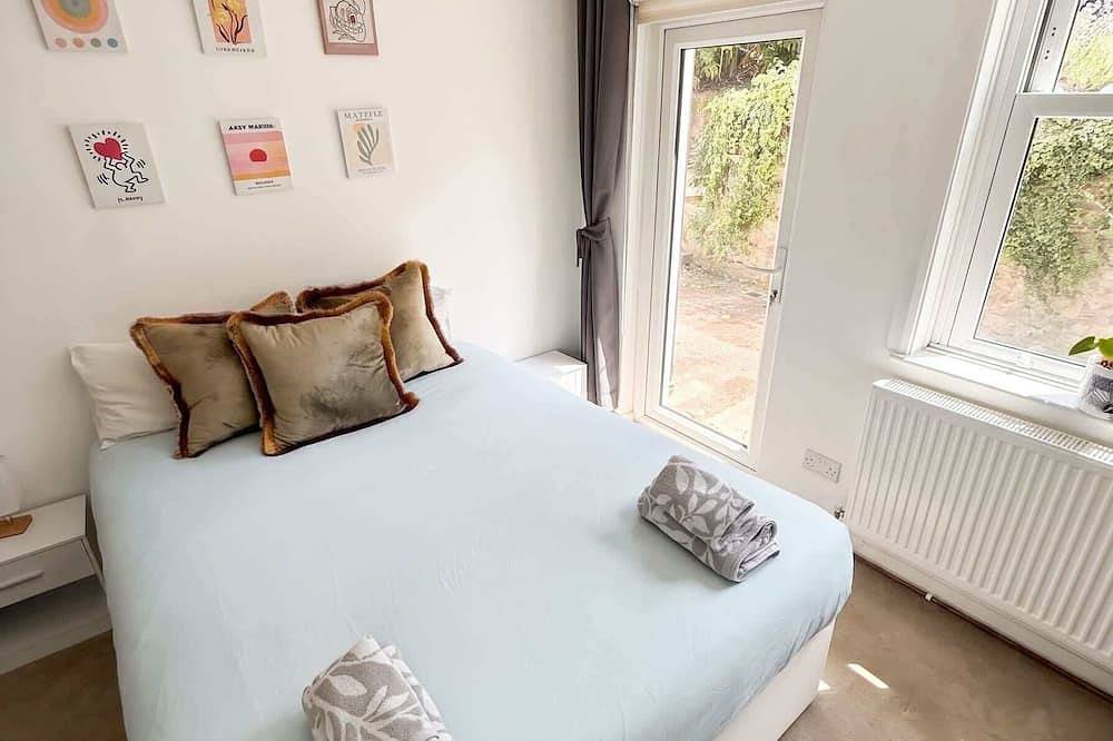 Entire apartment, Spacious 2-Bed Period Garden Flat, Central Guildford in Guildford, Surrey