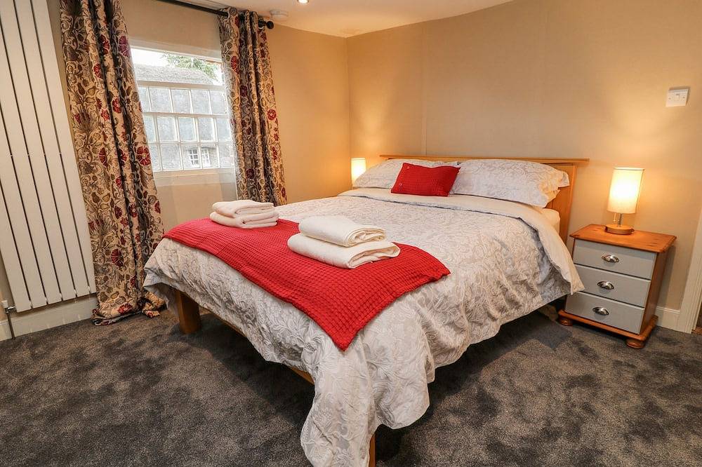 The Old Bakehouse, pet friendly, character holiday cottage in Avebury in Wiltshire