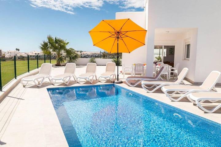 Chalet para 8 personas, con piscina además de vistas y terraza en Amarilla Golf
