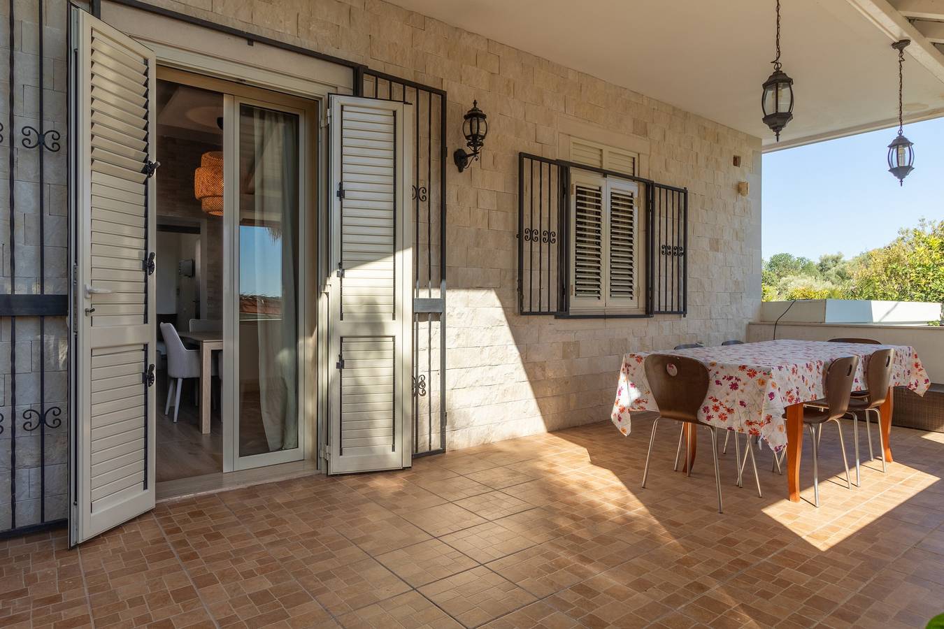 Appartamento intero, Appartamento vista giardino e piscina con veranda privata in Tegolaio, Pozzallo
