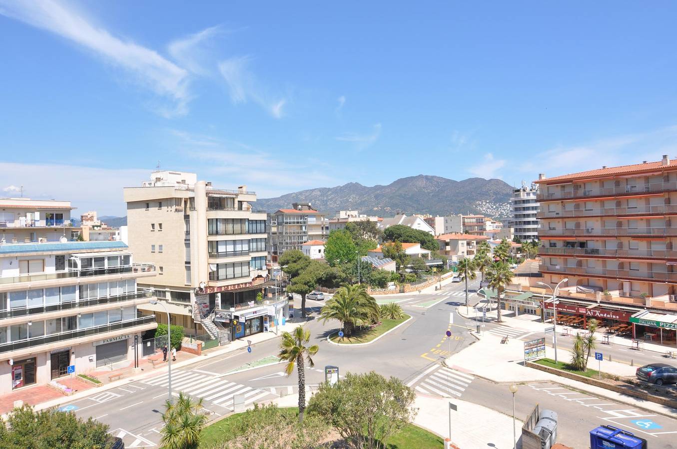 Entire apartment, Charming apartment in Roses, Costa Brava, in front of Santa Margarita beach. Capacity for 4 people, with sea views and community pool. in Santa Margarida, Roses