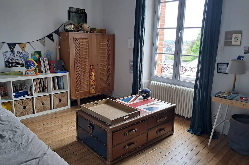 A 1h15 de Paris, Grande Maison de Ville, Piscine Chauffée, Proximité Halage in Laval, Mayenne