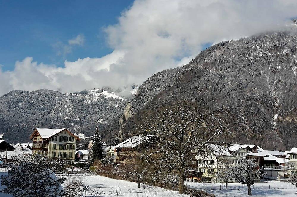Ganze Wohnung, Geräumige, helle, sonnige Balkone. Nah an allen Annehmlichkeiten. Großartige Aussichten. in Matten bei Interlaken, Thunersee