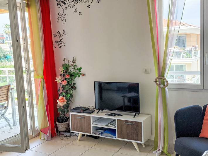 Vacation rental for 4 people, with Terrace and Yard as well as Pool in Antibes