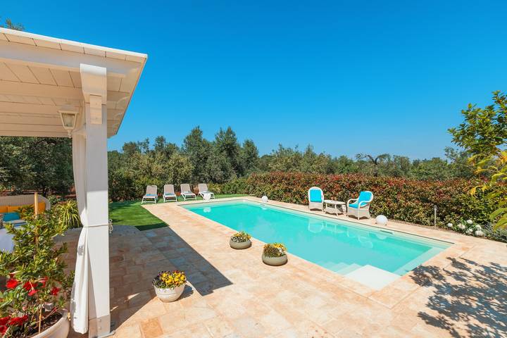 Traditional Holiday Home Trullo Milù with Wifi, Air Conditioning in San Michele Salentino, Salento