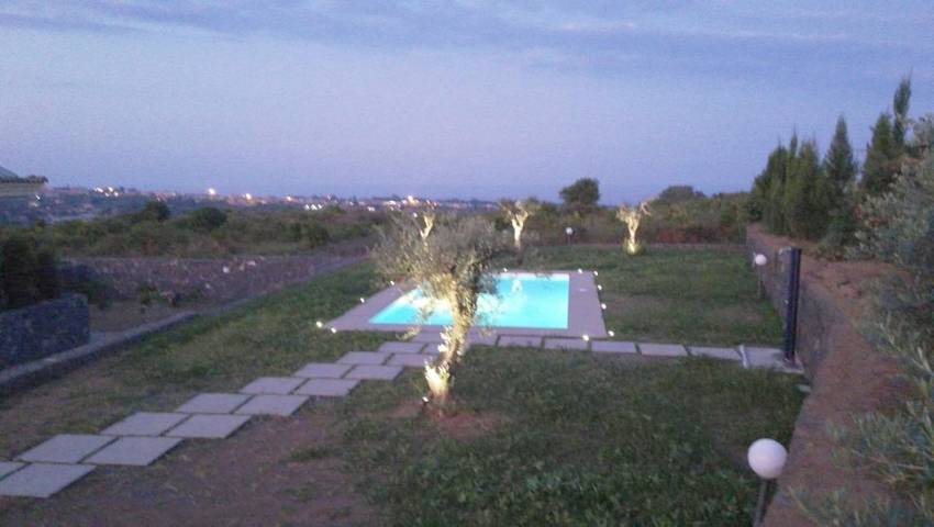 Casa vacanza per 3 persone, con panorama e giardino nonché piscina a Aci Catena