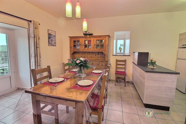 Gîte pour 5 personnes, avec terrasse et jardin à Plougrescant