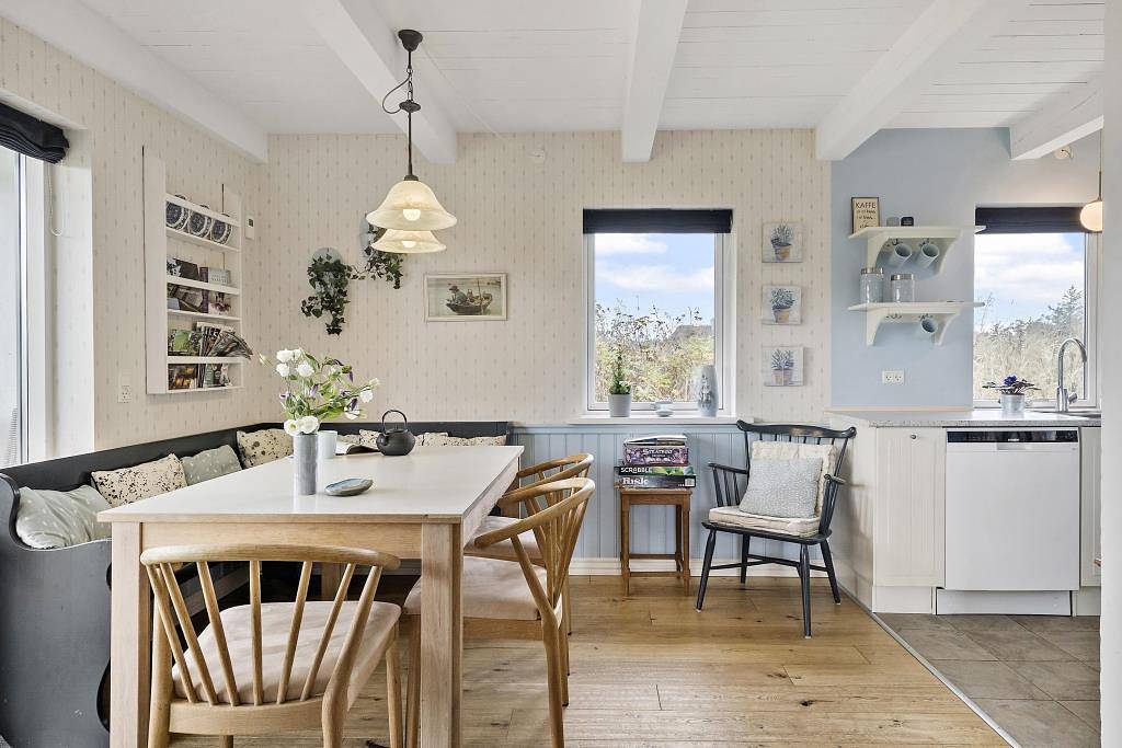 Hell und gemütlich eingerichtetes Ferienhaus mit Balkon und schönen Terrassen in Tim, Ulfborg