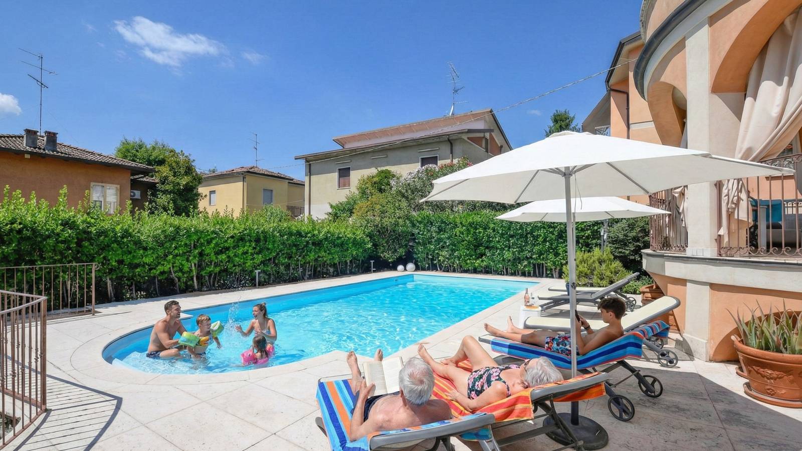 Desenzanoloft Villa Bugatti villa indipendente piscina privata in Desenzano del Garda, Prealpi Gardesane