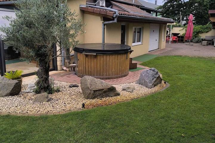 Gîte pour 10 personnes, avec jacuzzi et sauna ainsi que jardin et piscine