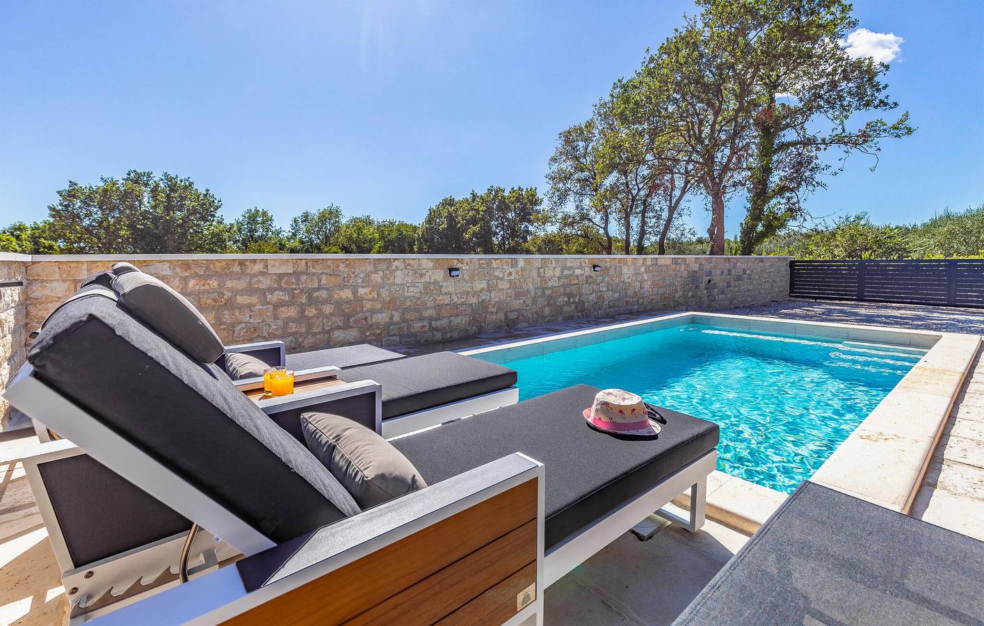 Apartamento espaçoso com piscina e terraço, a 2,5 km da costa in Marcana, Costa Sul de Istria