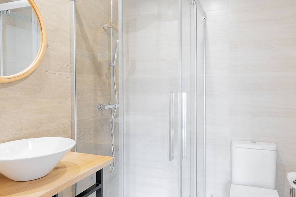 Appartement entier, Apartment for families or couples with double whirlpool bath and garden view. in Villaverde de Pontones, Ribamontán al Monte