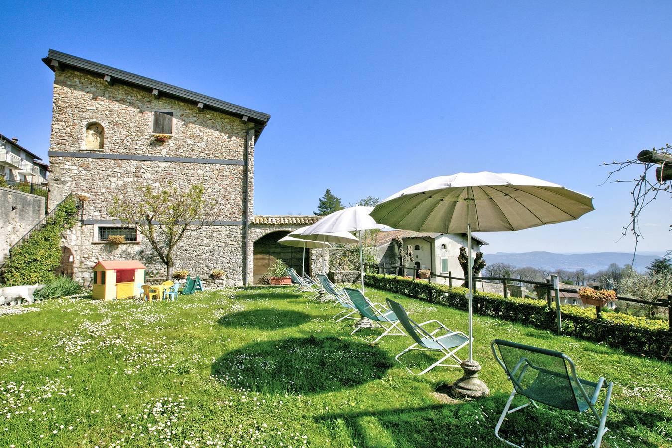 Appartamento intero, Liano Iris-Private Terrace & parking in Gargnano, Prealpi Gardesane