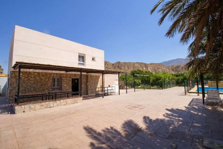 Casa rural para 9 personas, con piscina además de jardín y vistas en Gádor