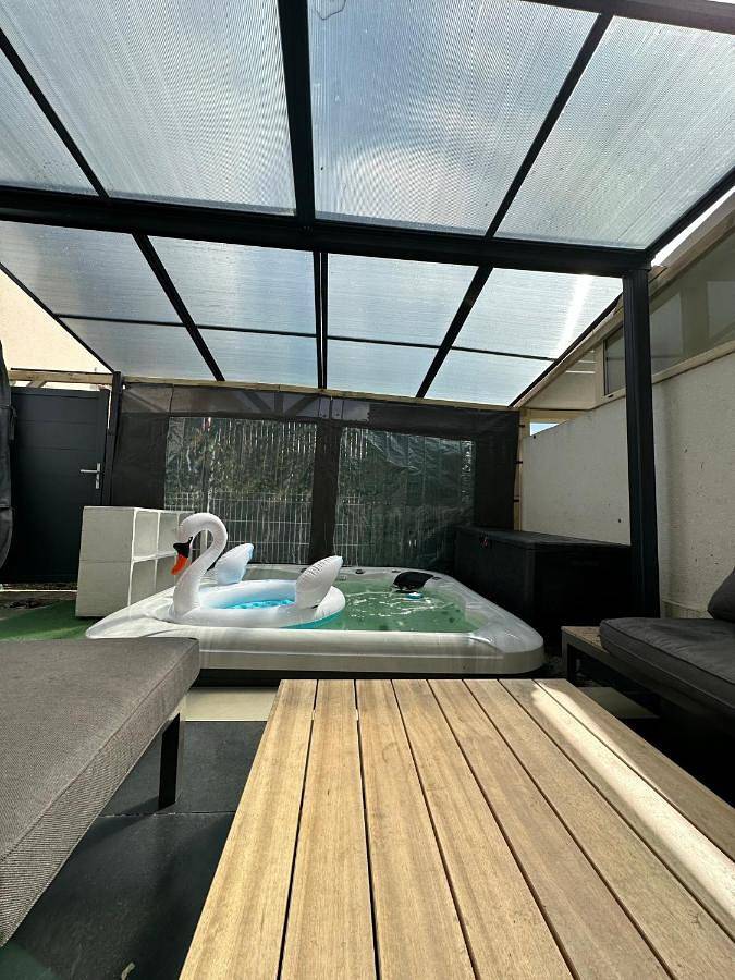 Location de vacances pour 5 personnes, avec piscine ainsi que jacuzzi et balcon dans Le Fief-Sauvin - 3