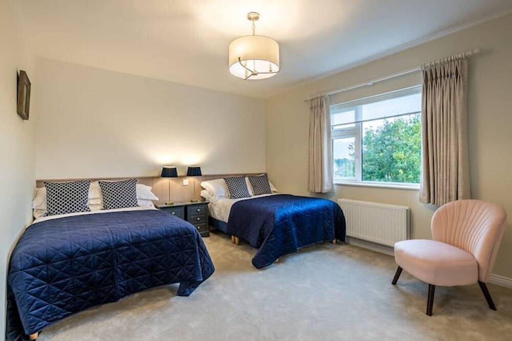 \nluxury House Walk to Killarney Town & Killarney National Park – Sleeps 12 in Scrahane, Killarney