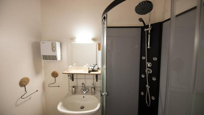 Chambre d’hôte pour 2 personnes, avec jardin et jacuzzi dans le Cantal - 2