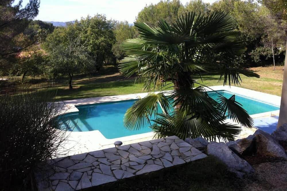 Mas provençal  (climatisé partiellement ) paysagés avec piscine sans vis à vis . in Meyrargues, Région d'Aix-en-Provence