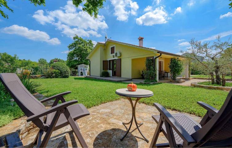 Ferienhaus für 8 Personen, mit Terrasse und Garten in Sveti Petar u Šumi